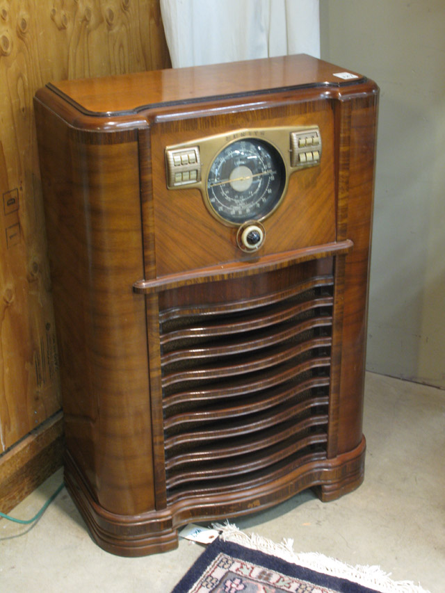 Appraisal: ZENITH CONSOLE RADIO model -A- c with upper round black