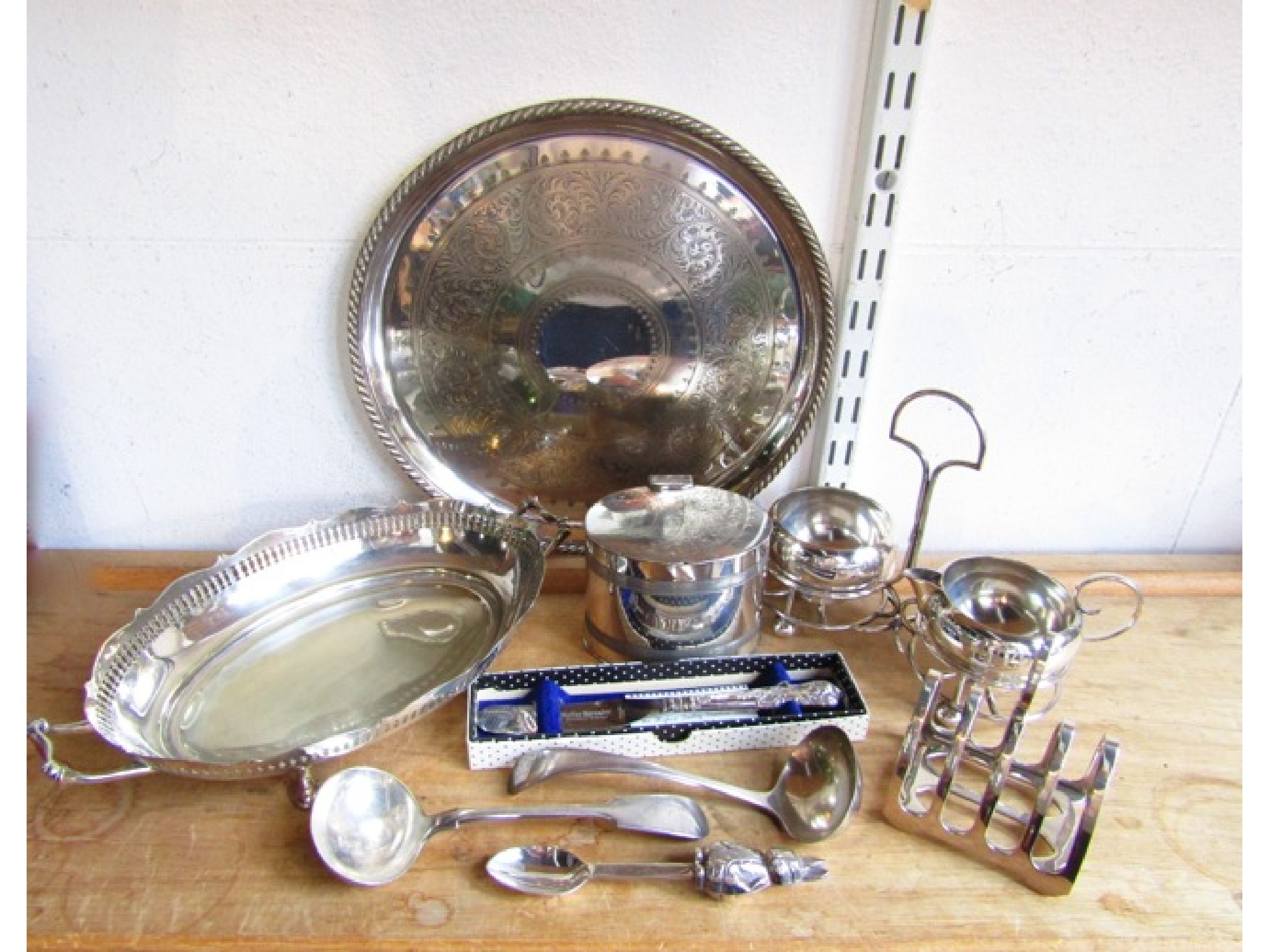 Appraisal: Silver plated wares to include a small circular tray with