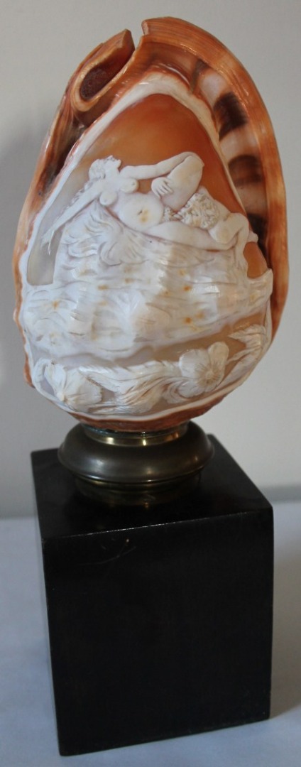 Appraisal: A thC Italian conch cameo shell lamp deeply carved with