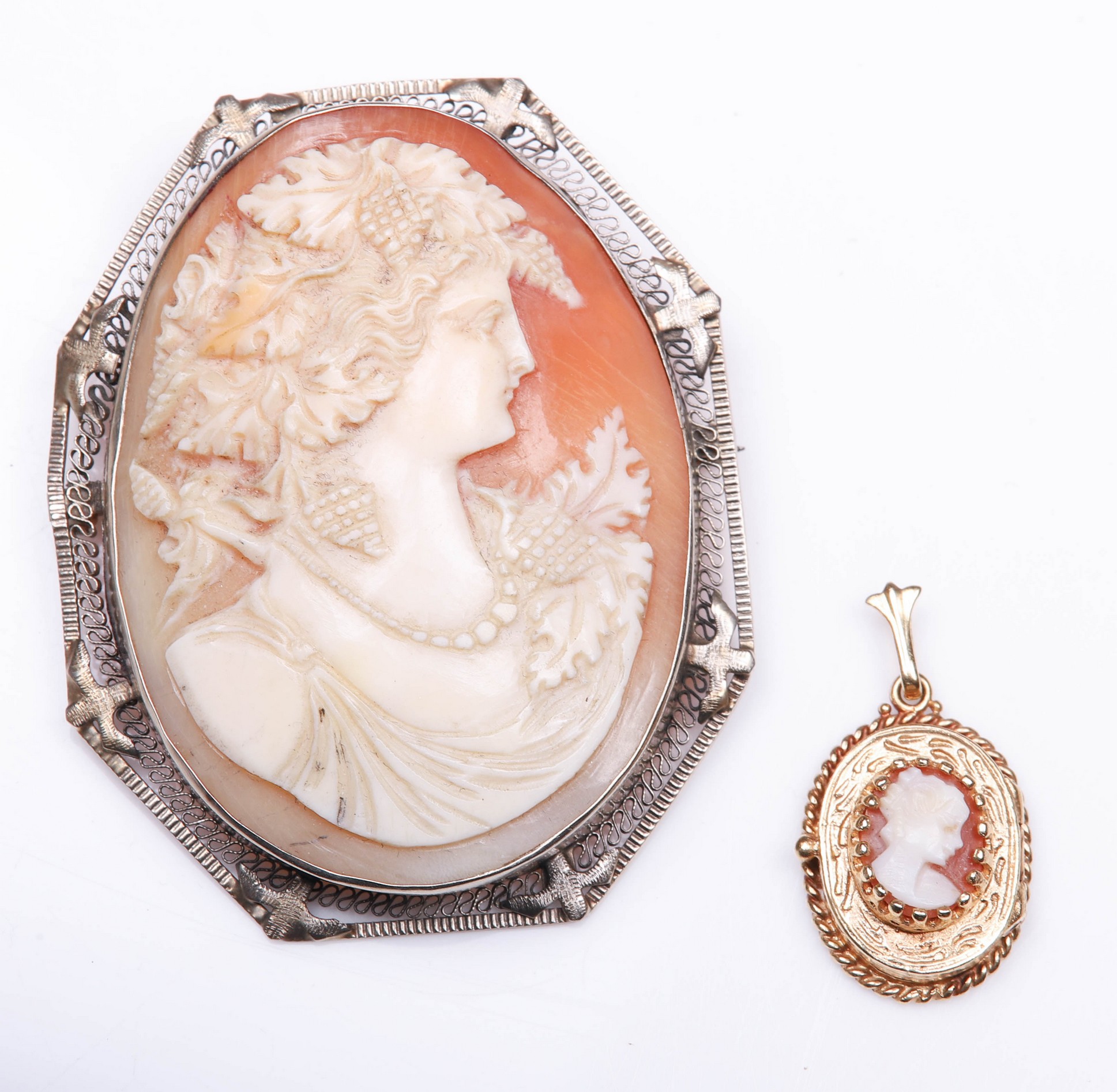 Appraisal: Carved shell cameos to include K cameo locket pendant -