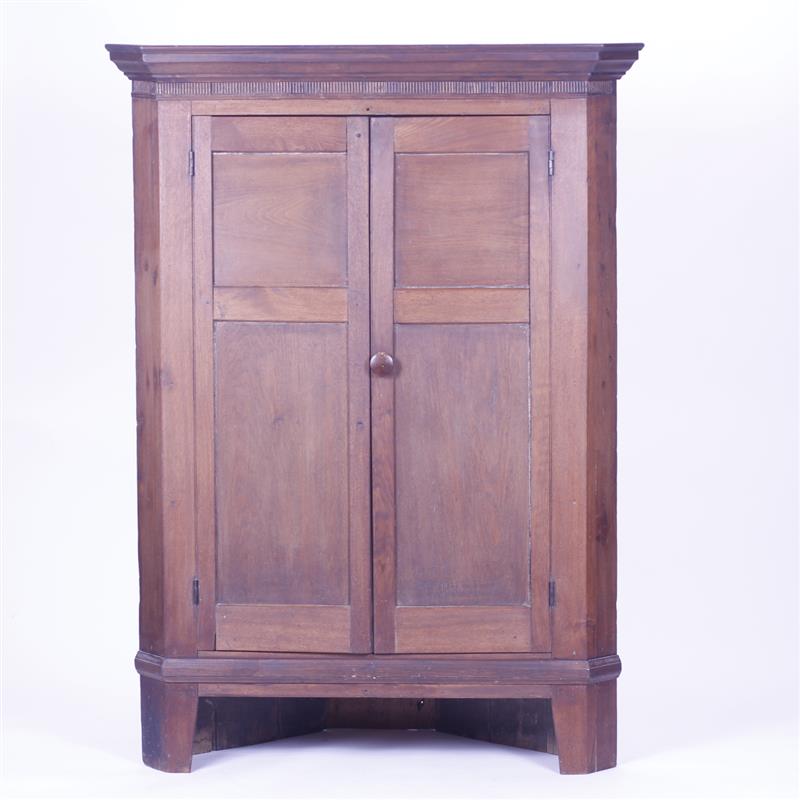 Appraisal: American primitive pine corner cupboard Three fixed shelves with plate