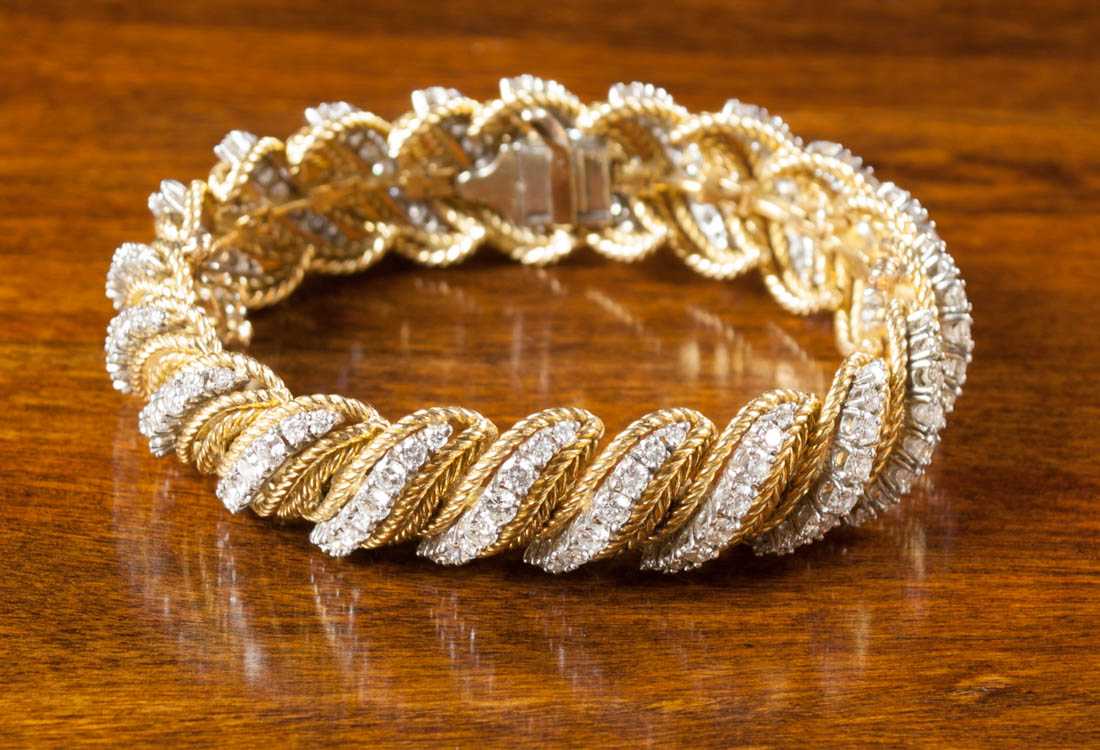 Appraisal: ESTATE DIAMOND AND EIGHTEEN KARAT GOLD BRACELET The yellow and