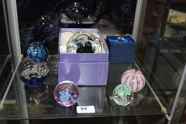 Appraisal: A QUANTITY OF VARIOUS TH CENTURY PAPERWEIGHTS to include examples