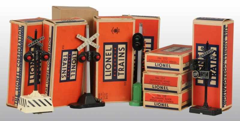 Appraisal: Lot of Lionel Train Signals Description American Includes three no