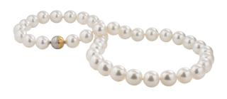 Appraisal: A STRAND OF SOUTH SEA PEARLS A STRAND OF SOUTH