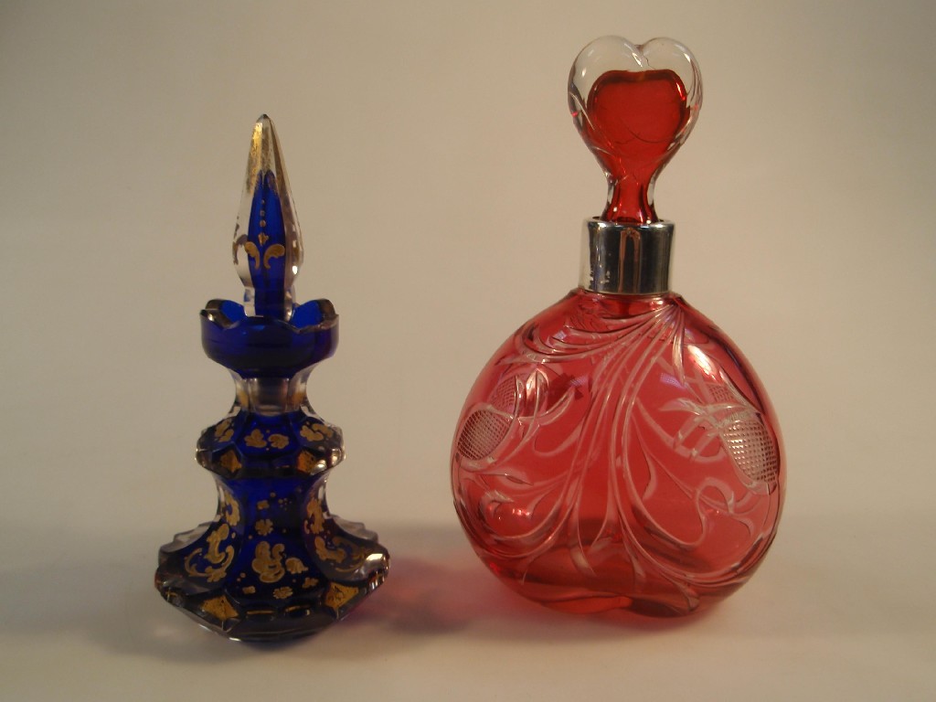 Appraisal: A cranberry tinted scent bottle of heart shaped form incised