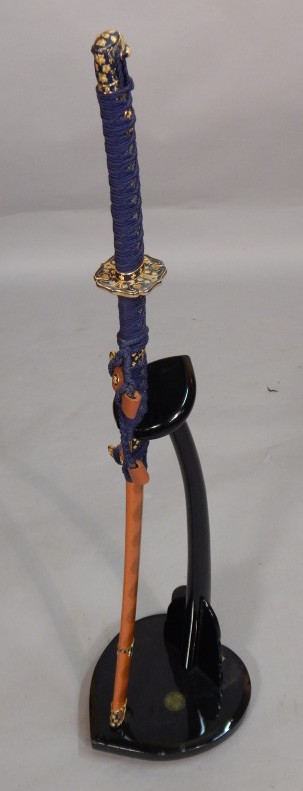 Appraisal: A Franklin Mint Japanese style Samurai sword with lacquered scabbard