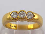 Appraisal: A yellow metal tests carat gold three stone diamond ring