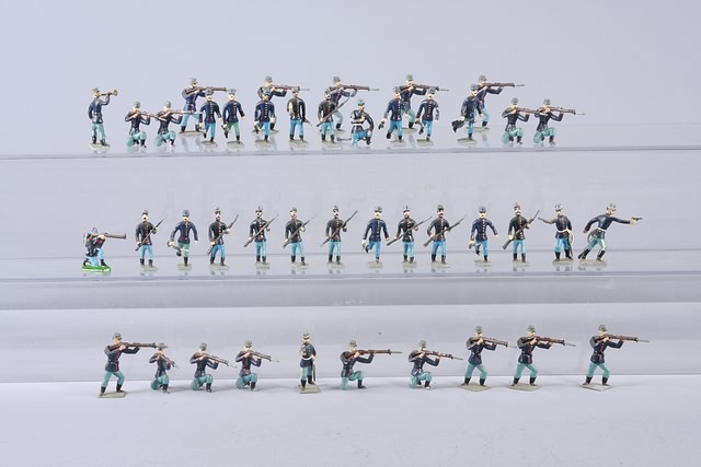 Appraisal: Lot of Heyde type figures representing French Chasseurs in action