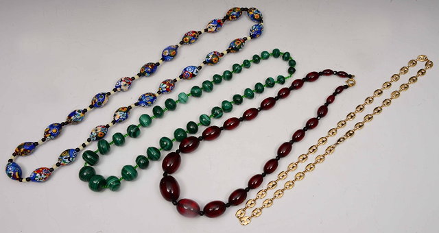 Appraisal: A string of graduated malachite beadstogether with a string of