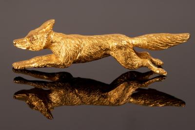 Appraisal: An Edwardian ct yellow gold fox brooch the realistically modelled