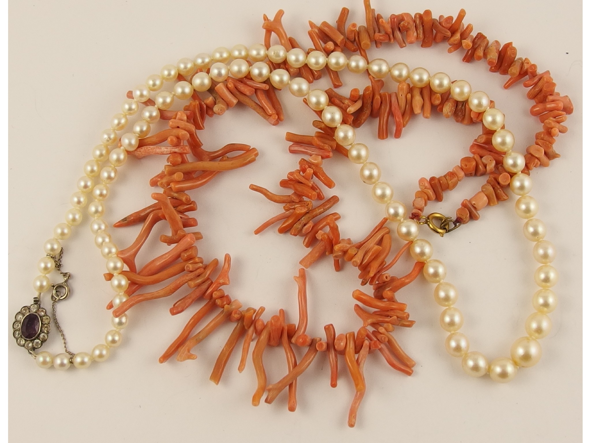 Appraisal: A string of coral beads and a string of cultured