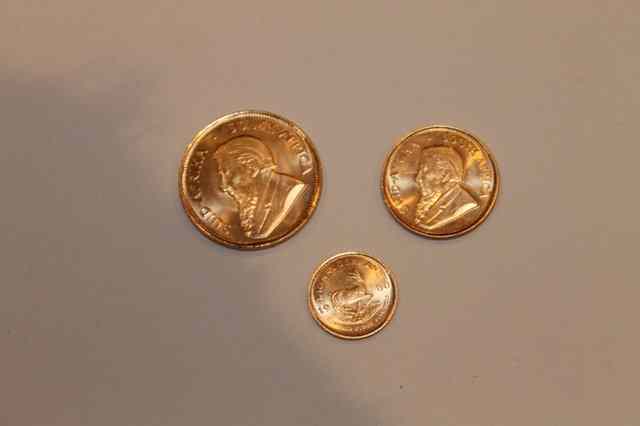 Appraisal: A GOLD HALF KRUGERRAND a gold quarter Krugerrand and a