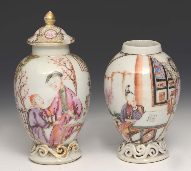 Appraisal: A PAIR OF TH CENTURY CHINESE PORCELAIN TEA URNS of