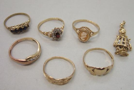 Appraisal: A ct gold and oval shell cameo ring five mostly