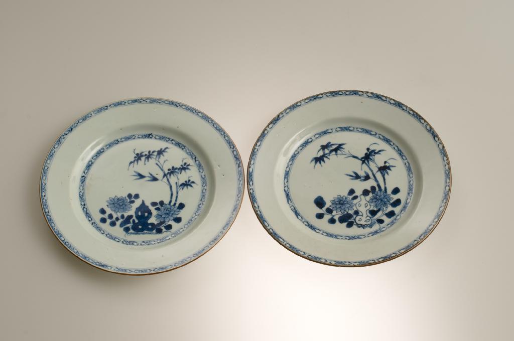 Appraisal: PAIR OF CHINESE EXPORT PLATES LATE th CENTURY each decorated