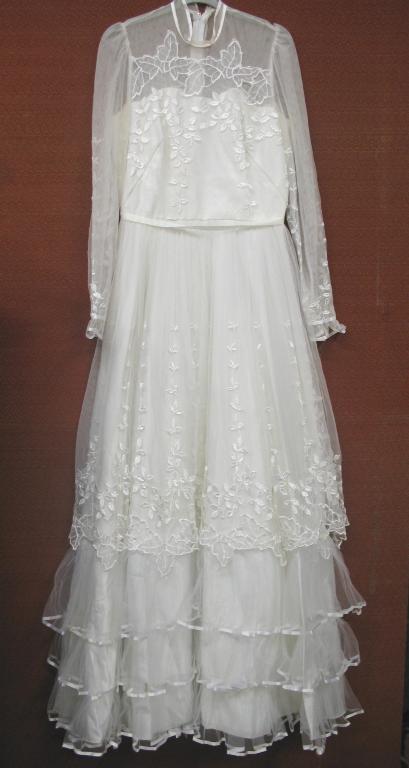 Appraisal: A 's design full length white wedding dress with long