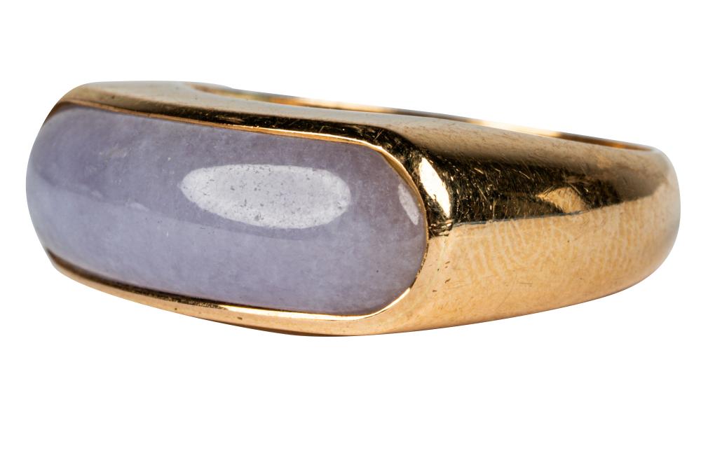 Appraisal: KARAT GOLD LAVENDER JADE SADDLE RINGcentering one elongated oval cabochon