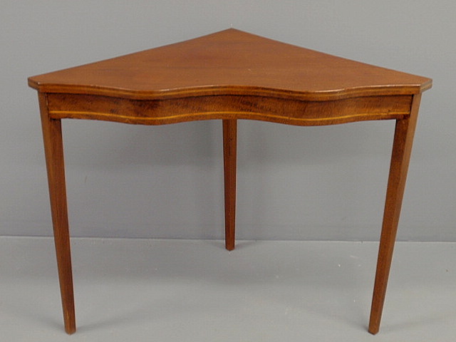 Appraisal: Hepplewhite style inlaid mahogany corner table h x w