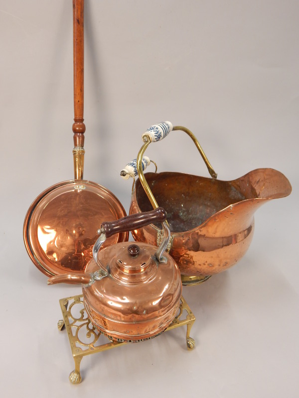 Appraisal: Miscellaneous metalware to include a copper warming pan with turned