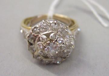 Appraisal: A diamond cluster ring mounted with cushion shaped diamonds with