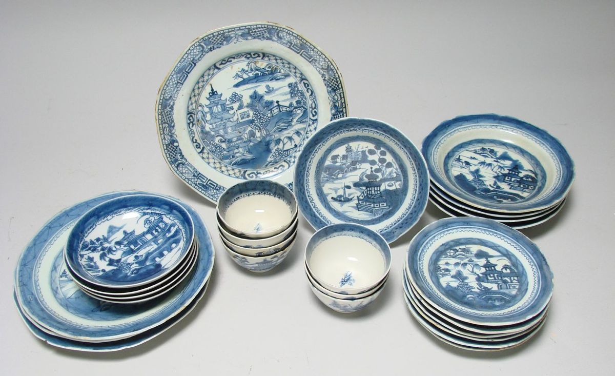 Appraisal: LOT OF BLUE AND WHITE CHINESE EXPORT PORCELAIN th CenturySeven