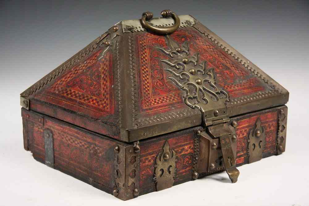 Appraisal: CHINESE EXPORT BOX - th c Chinese Export Document Box