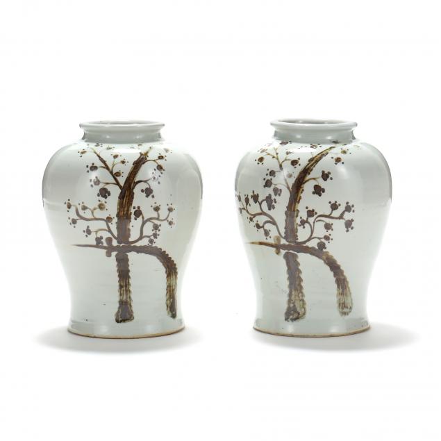 Appraisal: A PAIR OF LARGE CHINESE JARS Late th century porcelain