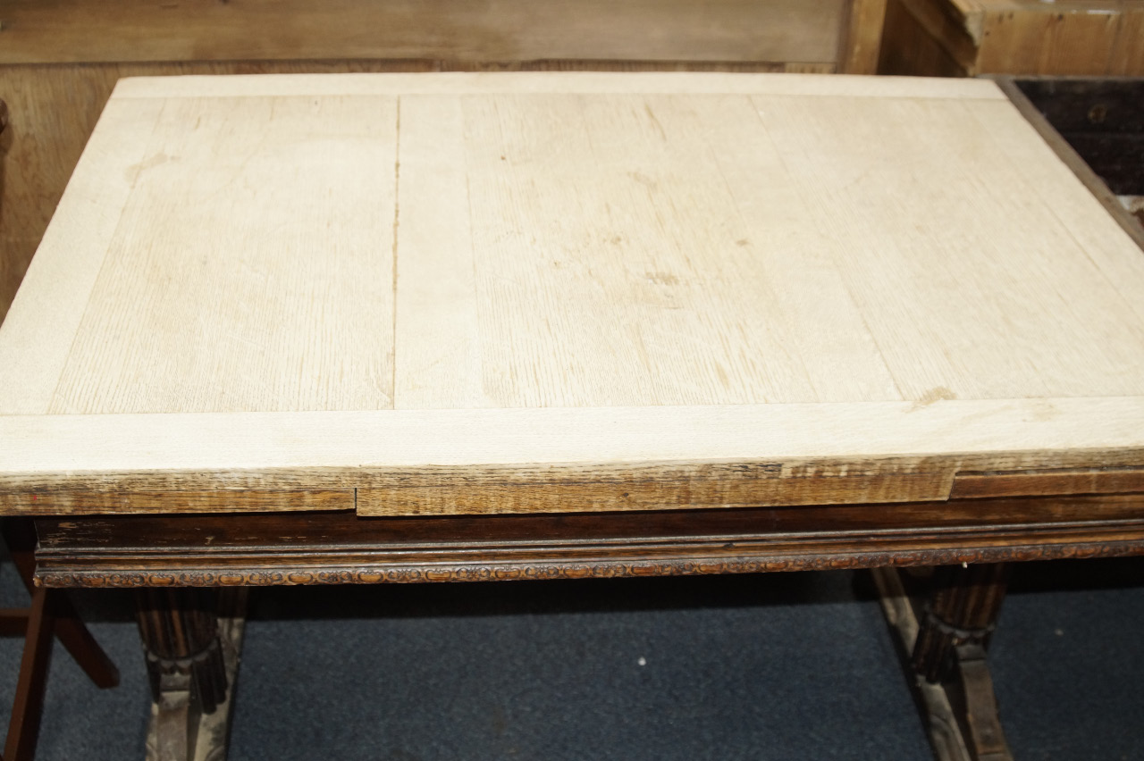 Appraisal: An oak drawleaf refectory style table on turned and fluted