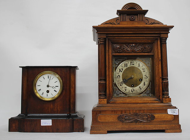 Appraisal: A LATE TH EARLY TH CENTURY OAK CASED MANTLE CLOCK