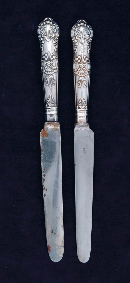 Appraisal: TWELVE STERLING HANDLED DINNER KNIVES AND -PIECE CARVING SET Twelve