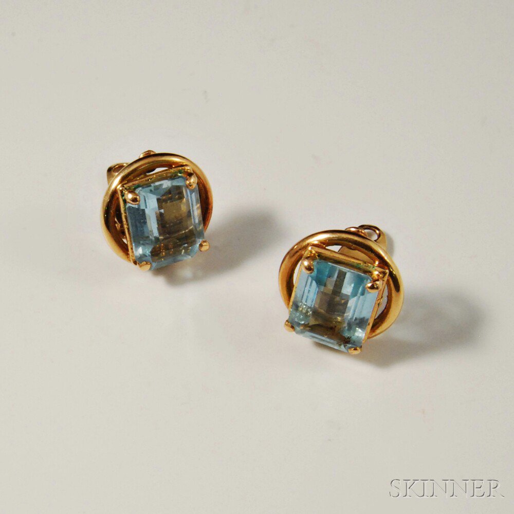 Appraisal: kt Gold and Aquamarine Earclips rectangular stones in a circular