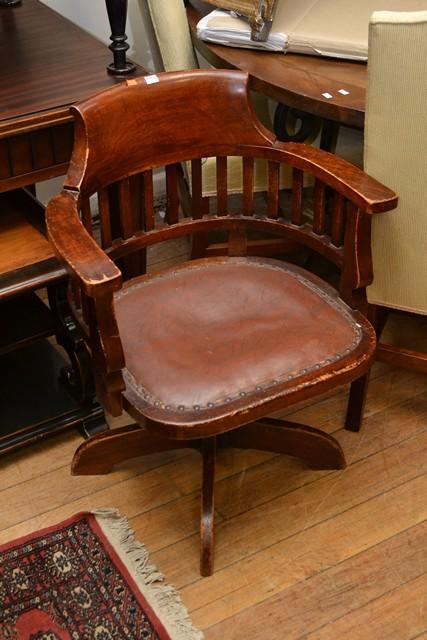 Appraisal: AN ANTIQUE CAPTAINS CHAIR AN ANTIQUE CAPTAINS CHAIR