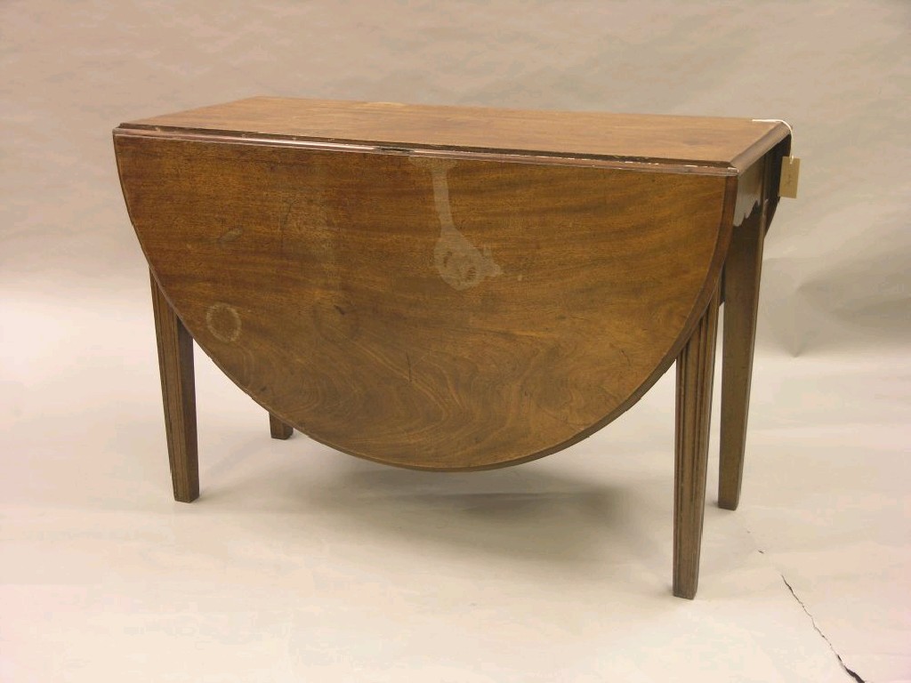 Appraisal: A late Georgian mahogany drop leaf dining table on moulded