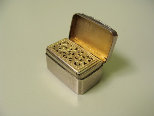 Appraisal: Vinaigrette with silver gilt interior and pierced work Birmingham hallmarks