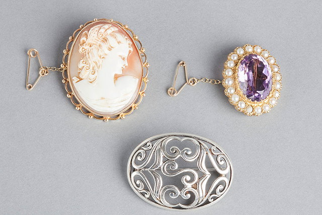 Appraisal: AN AMETHYST AND PEARL SET OVAL BROOCH in ct gold