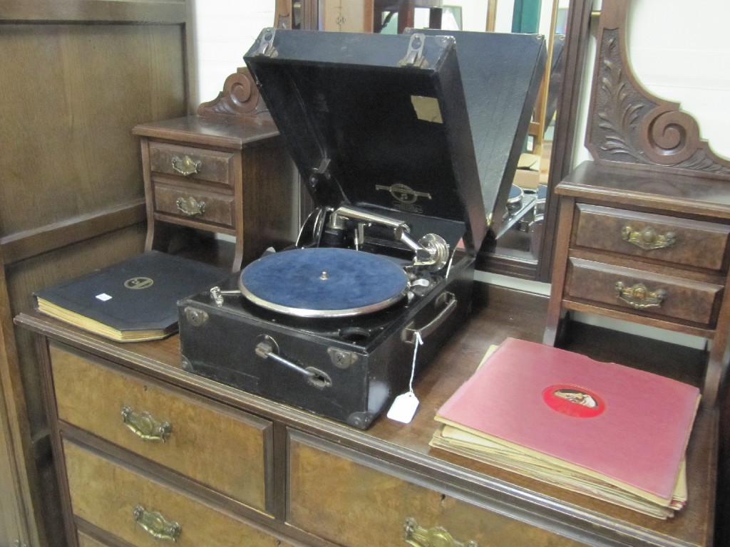 Appraisal: Portable gramaphone with vinyl records