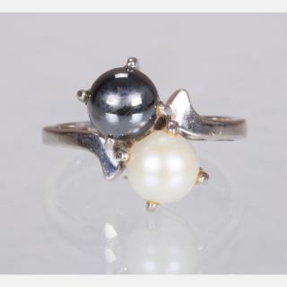 Appraisal: A kt White Gold White and Black Pearl Ring A