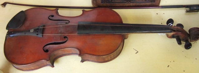 Appraisal: A violin with inch back paper label reads 'Antonius Stradivarius