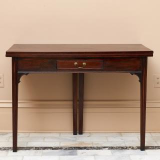 Appraisal: Hepplewhite mahogany double gateleg table Hepplewhite mahogany double gateleg table