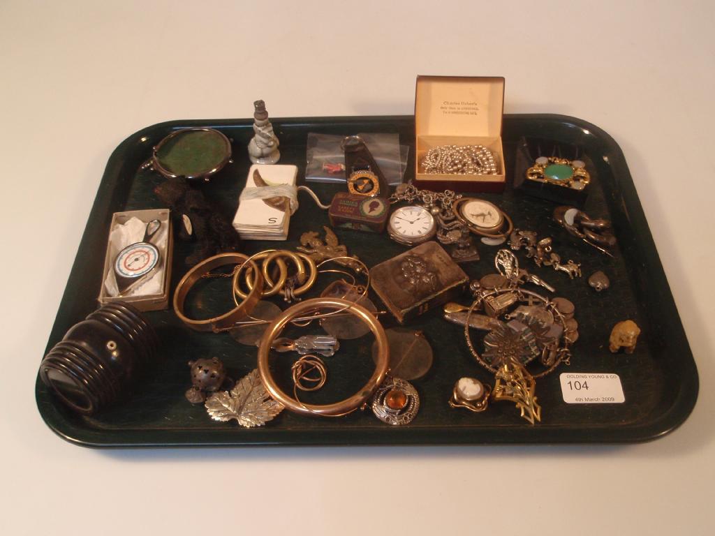 Appraisal: A selection of trinket and small precious metal items to