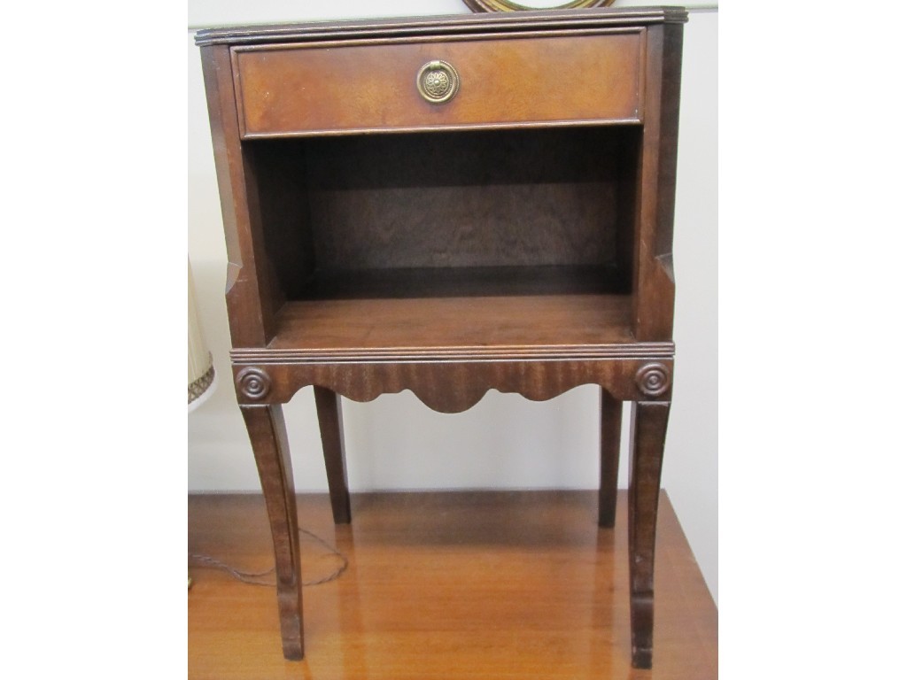 Appraisal: Pair of reproduction mahogany bedside tables