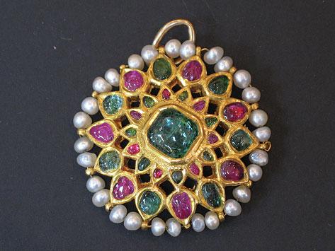 Appraisal: AN INDIAN YELLOW GOLD CIRCULAR PENDANT in the form of