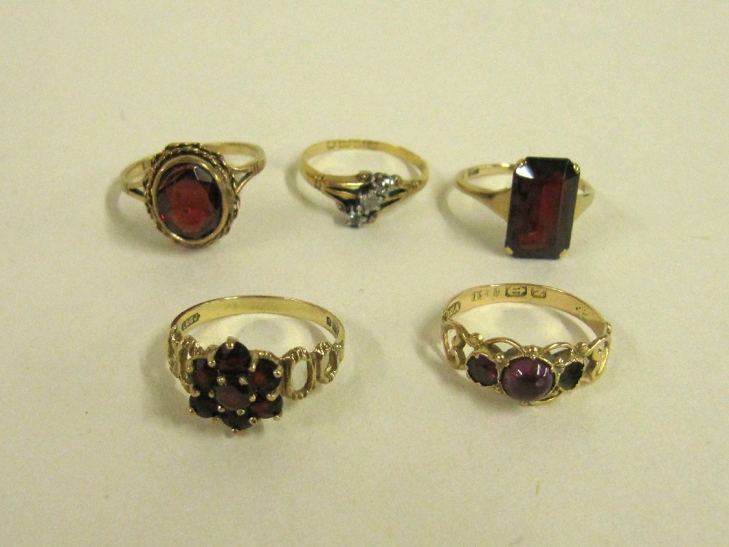 Appraisal: Lot comprising four ct gold garnet set dress rings and