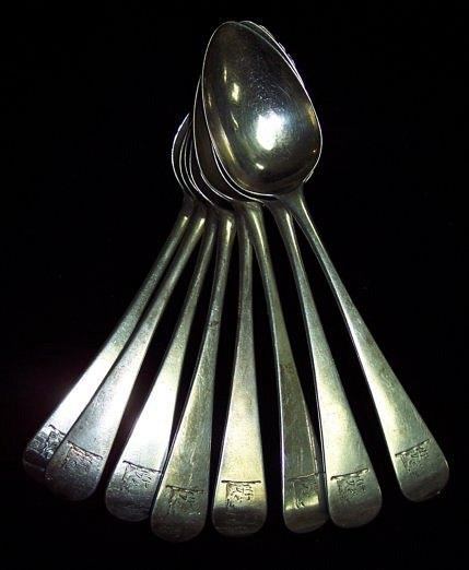 Appraisal: A set of eight old English pattern dessert spoons crested