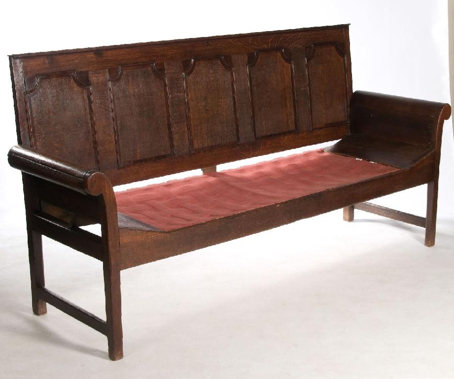 Appraisal: GEORGE III OAK AND MAHOGANY CROSS-BANDED SETTLE c the back