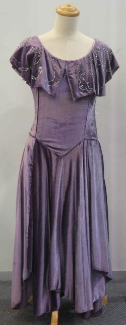 Appraisal: Cocktail dress in mauve silk velvet with diamante accents to