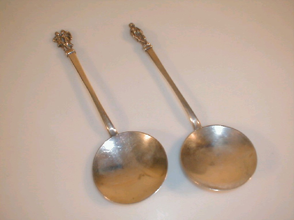 Appraisal: A pair of late thC Dutch silver spoons each with