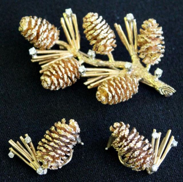 Appraisal: JEWELRY kt Yellow Gold Pinecone Demi Parure Includes a pinecone