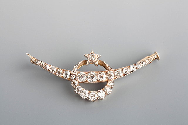 Appraisal: AN EDWARDIAN DIAMOND SET CRESCENT MOON AND STAR BROOCH graduate